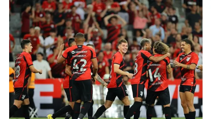 Luciano Arriagada podría tener más chances en Athletico Paranaense si se va Vitor Roque.
