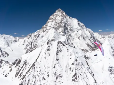 El espectacular sobrevuelo en parapente al K2