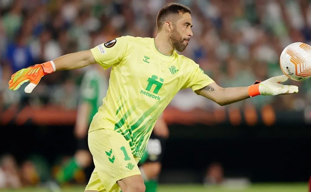 Claudio Bravo le dedicó palabras al Betis previo a la final de la UEFA Conference League. Foto: Getty Images.