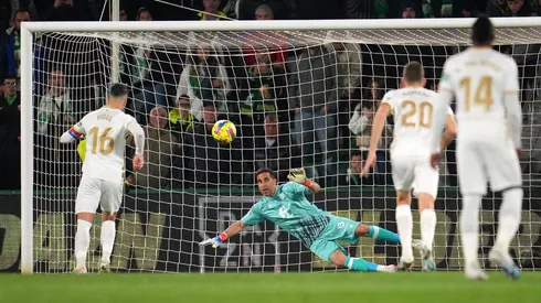 Claudio Bravo en acción ante el Elche de Enzo Roco.
