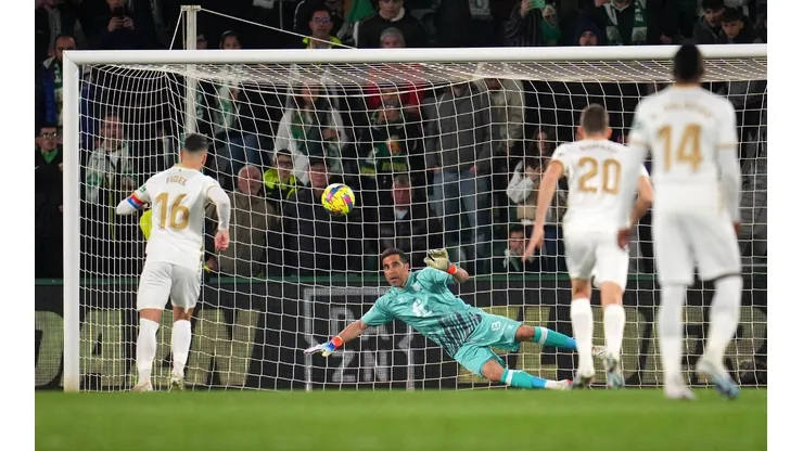 Claudio Bravo en acción ante el Elche de Enzo Roco.