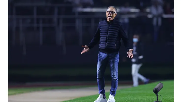 Ariel Holan en el duelo que la UC perdió ante Sao Paulo en la Copa Sudamericana.