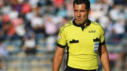 El árbitro de 33 años dirigirá su primer superclásico en el fútbol chileno.