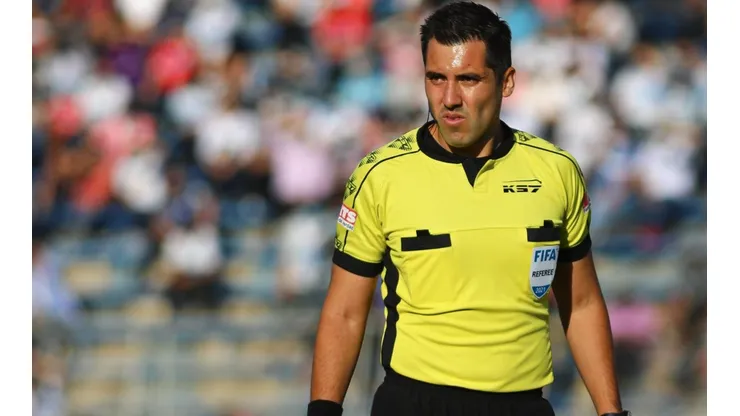 El árbitro de 33 años dirigirá su primer superclásico en el fútbol chileno.