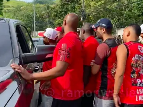 Problemas para Vidal y Pulgar: hinchas aprietan al plantel del Fla