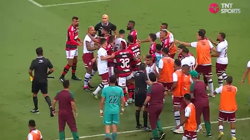 Fluminense le gana un clásico caliente a Flamengo: empujón y le ofrecen pelea a Arturo Vidal.