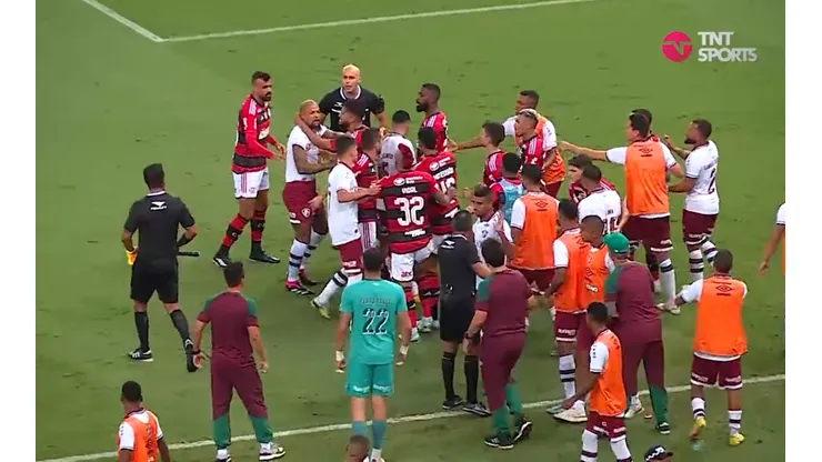 Fluminense le gana un clásico caliente a Flamengo: empujón y le ofrecen pelea a Arturo Vidal.