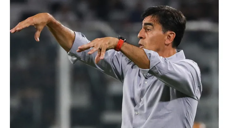 Gustavo Quinteros ya planifica el equipo que saldrá a defender el invicto en el David Arellano este domingo.