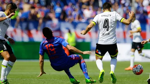 Matías Zaldivia y Esteban Pavez en acción juntos en un Superclásico. Se enfrentarán este domingo 12 de marzo.