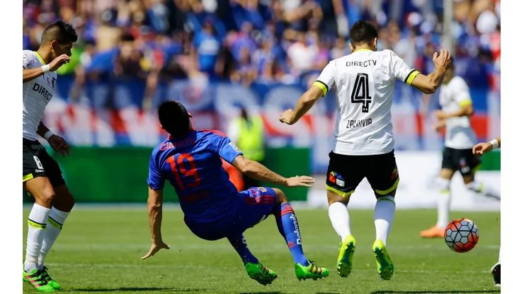 Matías Zaldivia y Esteban Pavez en acción juntos en un Superclásico. Se enfrentarán este domingo 12 de marzo.