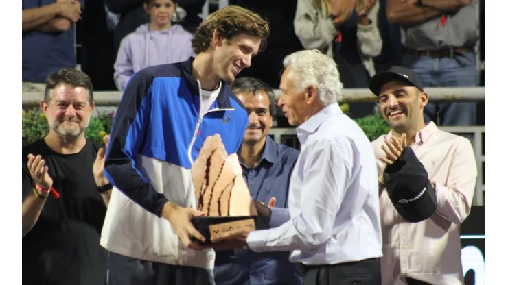 Jaime Fillol le entregó el trofeo del Chile Open a su nieto Nicolás Jarry.