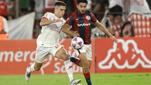 Guillermo Soto en acción ante San Lorenzo de Almagro, el acérrimo rival de Huracán.