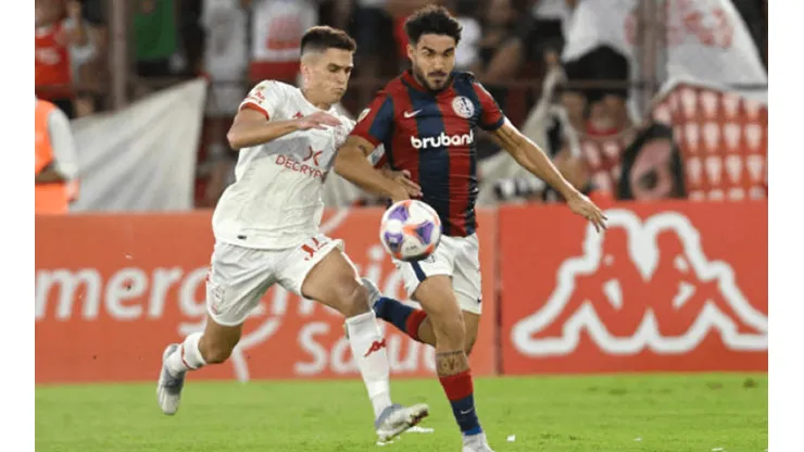 Guillermo Soto en acción ante San Lorenzo de Almagro, el acérrimo rival de Huracán.