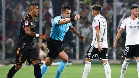 Garay pitando un penal para Colo Colo en el duelo ante Coquimbo
