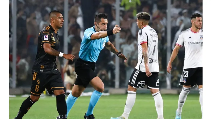 Garay pitando un penal para Colo Colo en el duelo ante Coquimbo