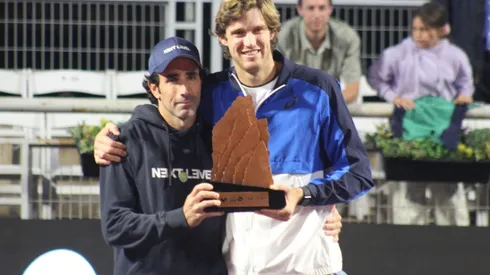 Juan Ozón, el coach de Nico Jarry, subió al escenario a felicitar a su pupilo por el título del ATP de Santiago.