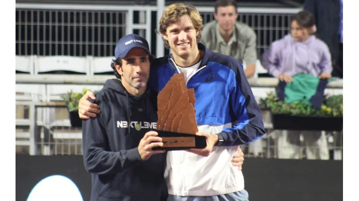 Juan Ozón, el coach de Nico Jarry, subió al escenario a felicitar a su pupilo por el título del ATP de Santiago.