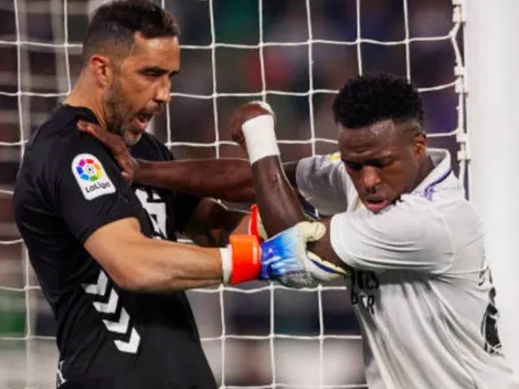 Claudio Bravo le muestra los dientes a Vinicius