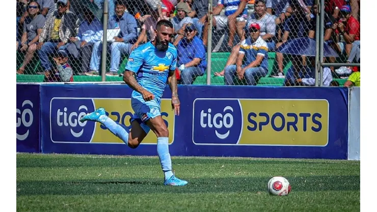 Ronnie Fernández se lució con un triplete y quedó como máximo goleador del fútbol de Bolivia.