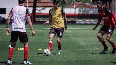 Ángelo Araos se ganó un puesto en los entrenamientos y tuvo su primera titularidad con la camiseta 10 de Goianiense.