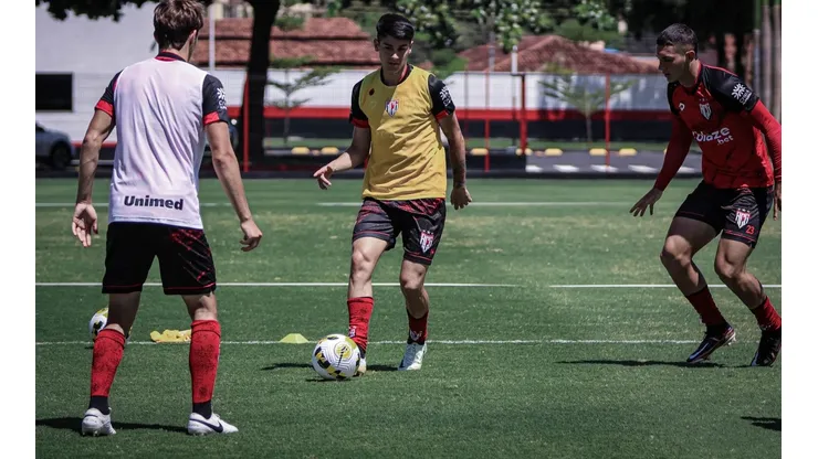 Ángelo Araos se ganó un puesto en los entrenamientos y tuvo su primera titularidad con la camiseta 10 de Goianiense.