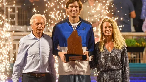 Nico Jarry celebra su título del Chile Open junto a su abuelo Jaime Fillol y a su tía Catalina Fillol