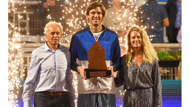 Nico Jarry celebra su título del Chile Open junto a su abuelo Jaime Fillol y a su tía Catalina Fillol