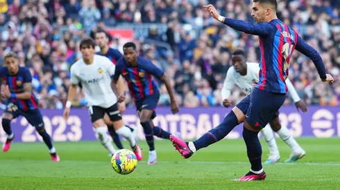 Barcelona venció a Valencia por la cuenta mínima y sigue como el único puntero del fútbol español.