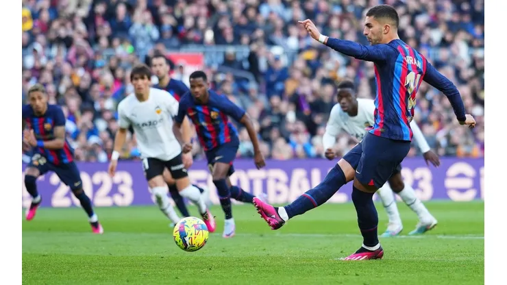 Barcelona venció a Valencia por la cuenta mínima y sigue como el único puntero del fútbol español.