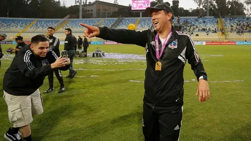 Luis Mena toma ventaja para ser el nuevo DT de la Roja Fem