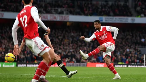 El remate de Reiss Nelson que le dio la victoria al Arsenal ante el Bournemouth en la fecha 26 de la Premier League.