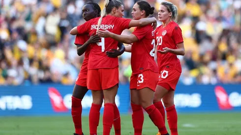 Las jugadoras son apoyadas por sus pares masculinos