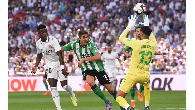 Claudio Bravo podría quedar relegado al banco en este partido.
