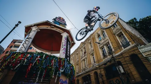 Al igual que en Valparaíso, las calles de Medellín se llenan de adrenalina con Red Bull Medellín Cerro Abajo este sábado.