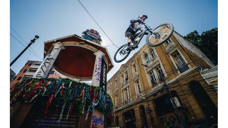 Al igual que en Valparaíso, las calles de Medellín se llenan de adrenalina con Red Bull Medellín Cerro Abajo este sábado.