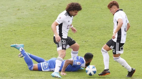 Maximiliano Falcón y Leonardo Gil disputan un balón con Ronnie Fernández en el último Superclásico jugado en el estadio Monumental.