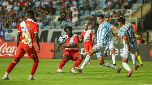 Fernando Piñero marca a Wilfried Bony en la ida de la llave entre Magallanes y Always Ready.