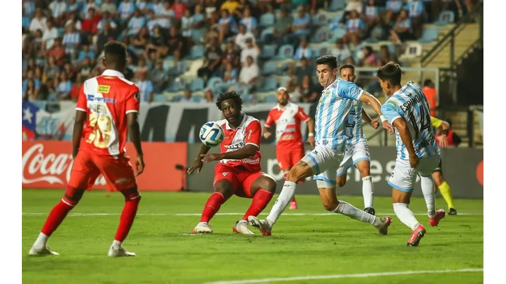 Fernando Piñero marca a Wilfried Bony en la ida de la llave entre Magallanes y Always Ready.