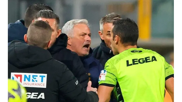 Mourinho enajenado contra el árbitro