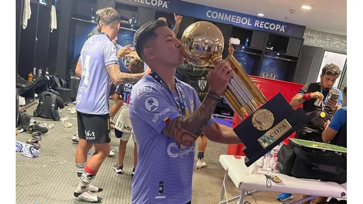 Matías Fernández celebra la Recopa obtenida en Río de Janeiro