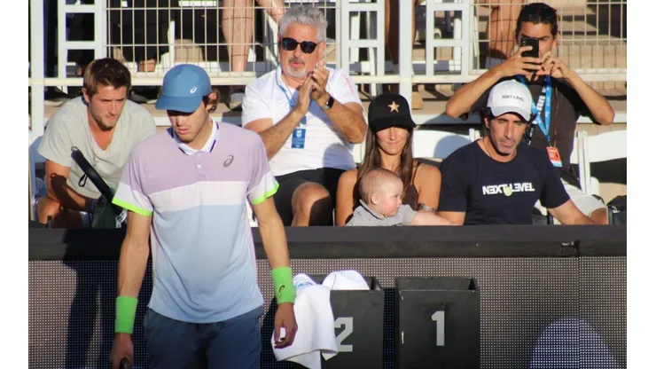 Nicolás Jarry contó con el apoyo de su esposa, Laura Urruticoechea (con gorro negro), y de su hijo Juan en su debut en el Chile Open 2023.