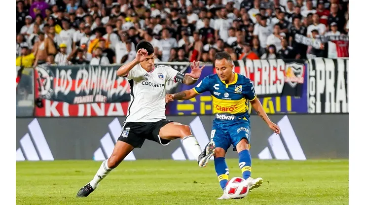 Esteban Pavez traba el balón al mexicano Luis Montes en el empate de Colo Colo ante Everton.