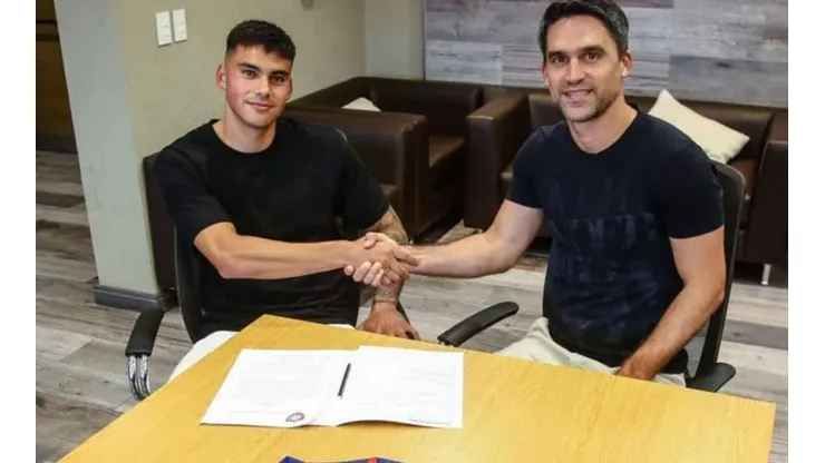 Alex Ibacache firmando su contrato en San Lorenzo