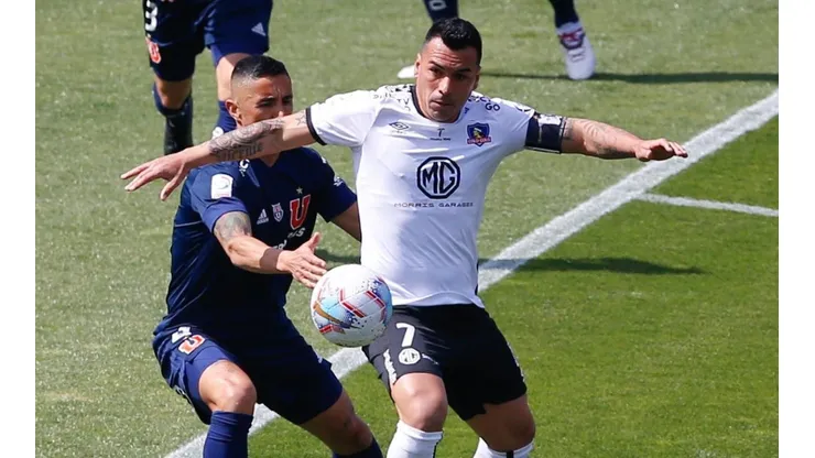 Esteban Paredes con la camiseta de Colo Colo ganó muchos clásicos a la U