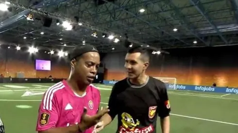 Ronaldinho explicándole al árbitro que no va a lanzar el penal