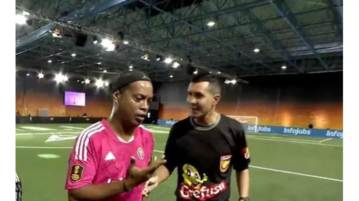 Ronaldinho explicándole al árbitro que no va a lanzar el penal