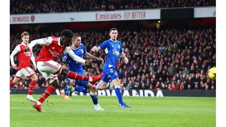 Bukayo Saka abre la cuenta para el Arsenal