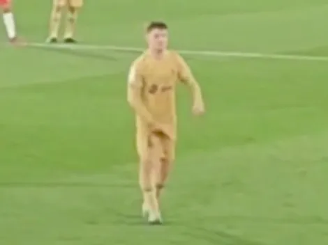 Gavi se agarra la frutera para provocar a la hinchada del Almería