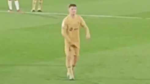 Gavi respondió a la afición con un particular gesto.