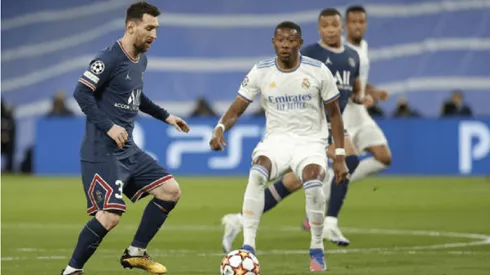 David Alaba en acción por el Real Madrid ante Lionel Messi en el PSG.